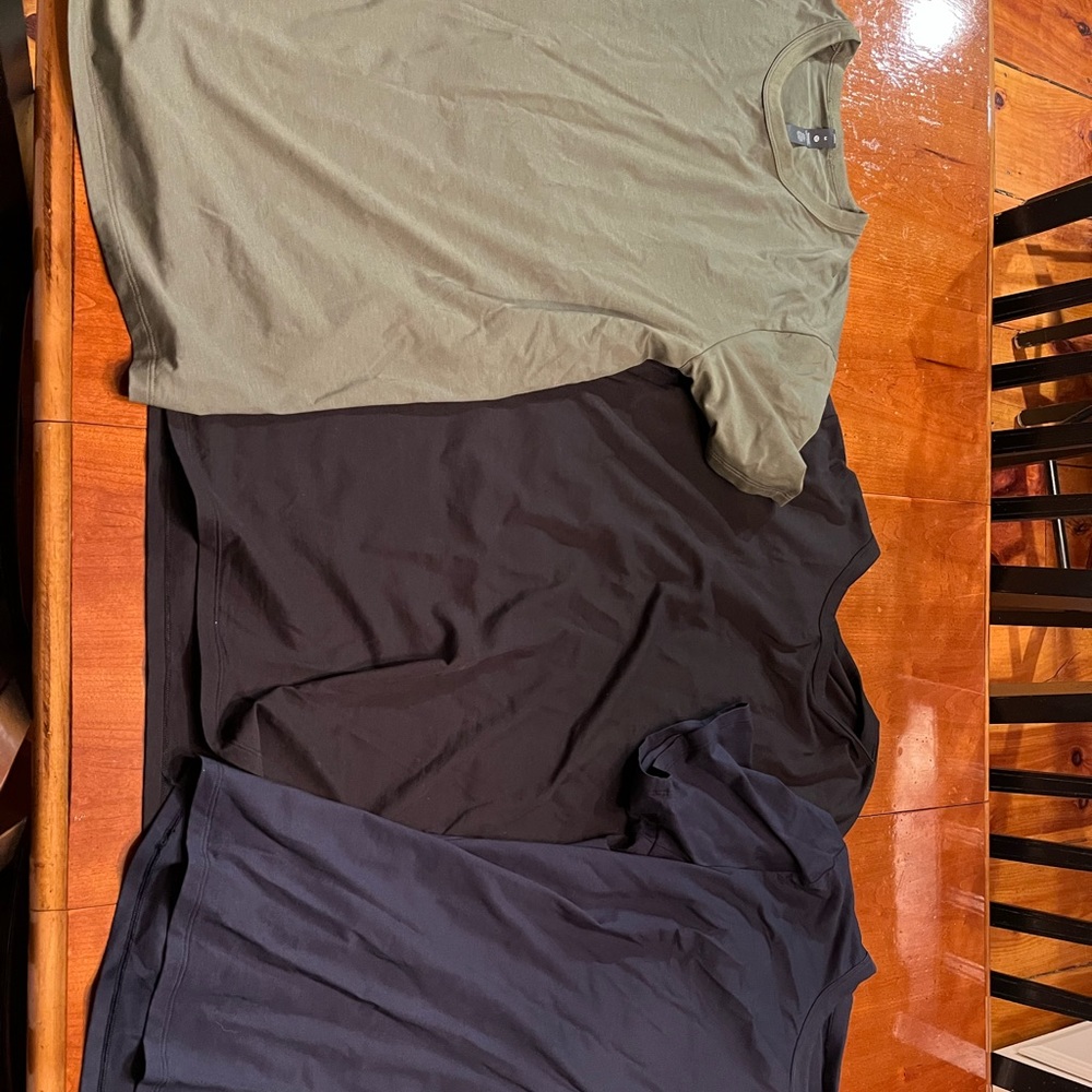 3 lululemon fundamental t shirts. Never worn were wrong size. Navyblackgreen